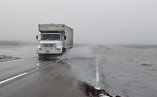 Precaución en RN3 de Comodoro a Trelew por gran acumulación de agua en la calzada