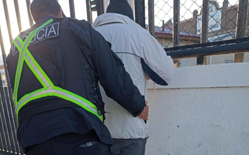 Violentó a su novia en la calle y tras una denuncia anónima quedó detenido