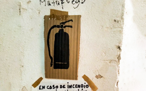 Ante la falta de un matafuego, utilizaron el ingenio con un insólito cartel: ‘’Use…’’