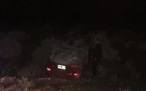 Intentó esquivar a un perro, perdió el control del auto y volcó con su hijo