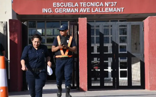 Un hombre armado ingresó a una escuela secundaria y baleó a una docente que había sido su pareja