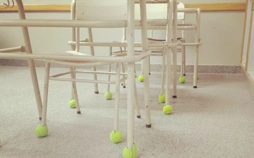 Pusieron pelotitas en las sillas para que un chico con autismo no sufra los ruidos