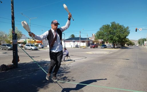Malabares y equilibrio con mas de 100 km/h de viento