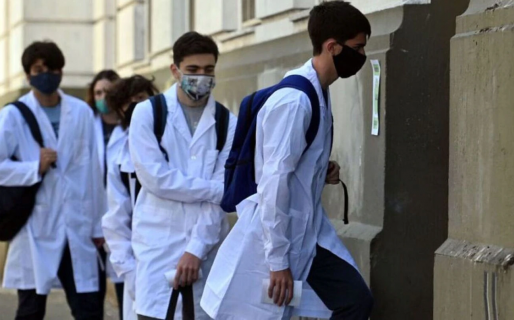 Creció la cantidad de alumnos que terminan el secundario pero bajaron sus posibilidades de conseguir trabajo