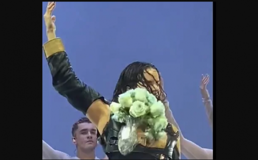 Un fan golpeó a Rosalía con un ramo de flores en pleno show: la inesperada reacción de la cantante