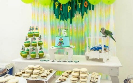 Una pareja festejó con 60 invitados y hasta una piñata el cumpleaños de su loro: “Es nuestro hijo”
