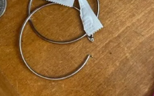 Quiso sorprender a su novio, limpió su cuarto y descubrió que la engañaba: «Yo no uso esos aritos»