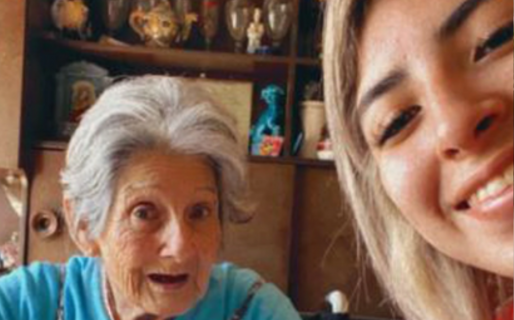 Tiene 80 años y perdió la memoria, pero cuando su bisnieta le canta ella recuerda la letra de las canciones