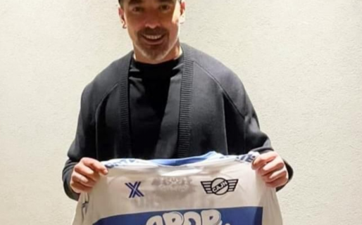 El «Pocho» Lavezzi posó con la camiseta de Jorge Newbery