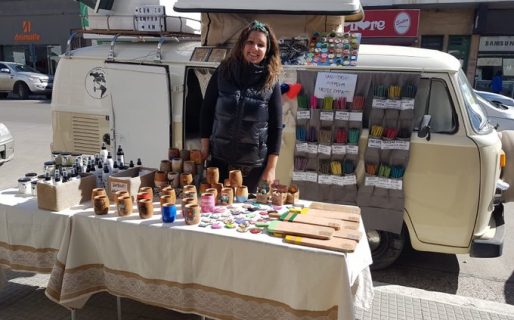 Se cansó de la oficina y decidió emprender viaje con sus dos mascotas