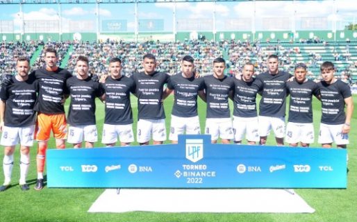 “No fueron incidentes, fue represión”: la remera que lucieron los jugadores de Gimnasia ante Banfield