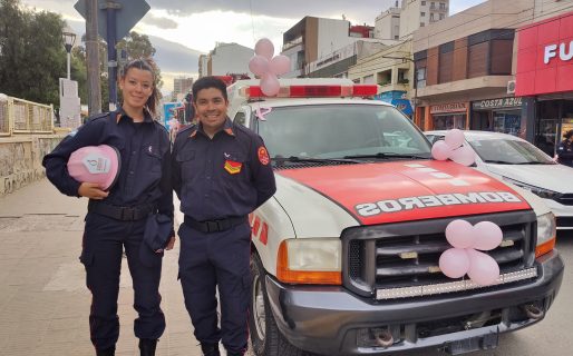 Bomberos repartieron listones rosas para concientizar sobre la Lucha contra el Cáncer de Mama