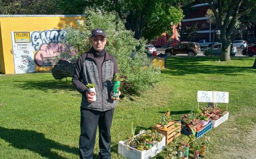 Un abuelo de Comodoro vende plantas porque no le alcanza la jubilación