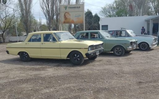 Un comodorense recorre el país junto a su hijo en un Chevrolet 400