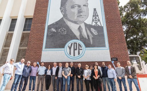 Inauguran un imponente mural en homenaje a Enrique Mosconi