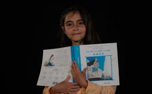 Tiene 9 años, habla chino mandarín y es furor en las redes por su forma de enseñar el idioma