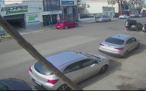 A plena luz del día desvalijaron un local de ropa