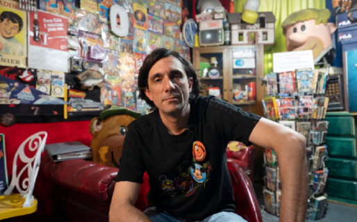 Es el rey de las golosinas: guarda 17 mil envoltorios y otros 1500 dulces que nunca abrió