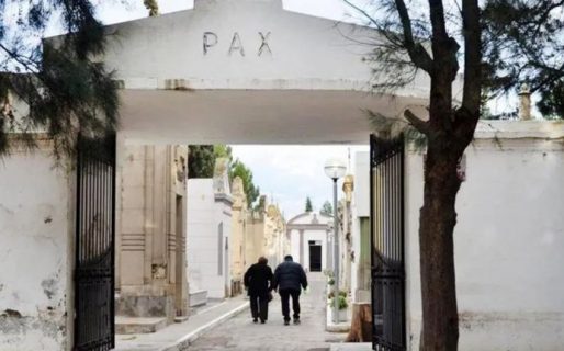 Horror en Viedma: entraron a un cementerio, sacaron el cuerpo de un cajón y lo sentaron sobre un banco