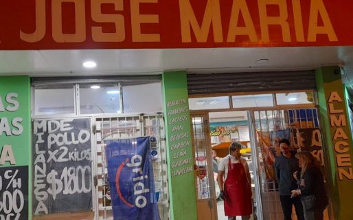 Robó una botella de vino, intentó herir a los presentes y terminó detenido