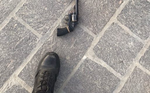 Caminaba con actitud sospechosa, lo detuvieron y le encontraron una pistola en su poder