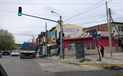 Pudo ser una tragedia: Un camión perdió varios cajones de cerveza