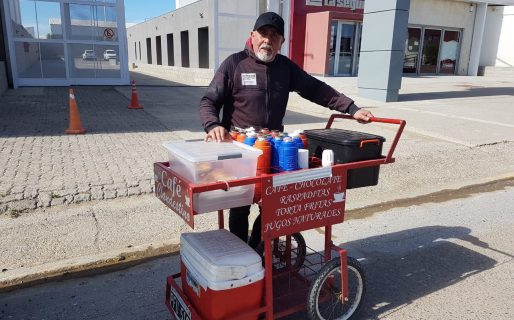 Vende café en el barrio Industrial y camina 7 kilómetros diarios