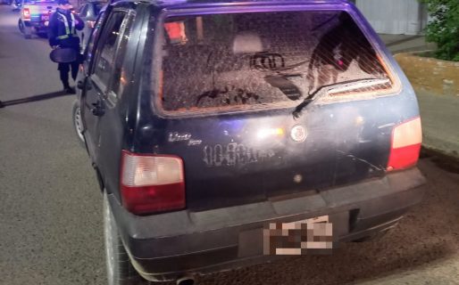Lo encontraron borracho mientras robaba en un auto y fue detenido