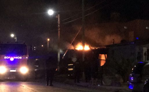 Un hombre debió ser rescatado del interior de su vivienda en un feroz incendio
