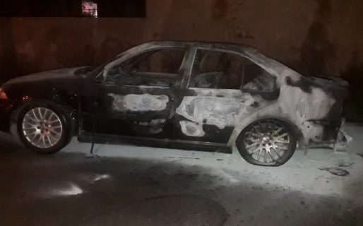 Incendiaron un auto en pleno barrio Quirno Costa