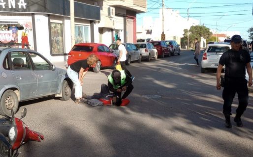 Fuerte choque en Av. Kennedy: Un motoclista resultó lesionado