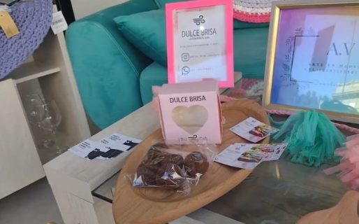 Un local del Centro ofrece su vidriera para mostrar proyectos de emprendedoras locales