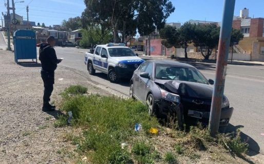 Perdió el control de su auto y chocó contra un poste de luz