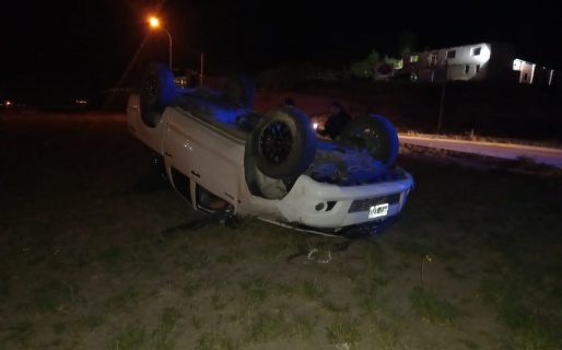 Manejaba el auto de un amigo, dos hombres se lo robaron y volcaron en camino Roque González