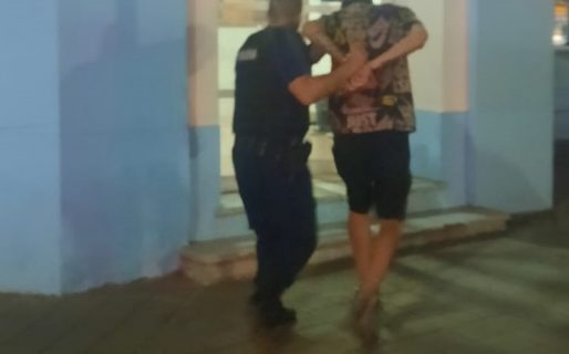 Le robaron dinero de su bolsillo, persiguió al ladrón hasta un bar y logró que lo detuvieran