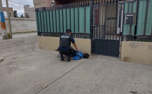 Detuvieron a un hombre que intentó robar elementos del interior de un vehículo