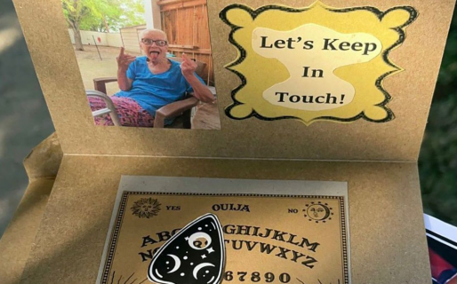 El desopilante regalo de una abuela a sus familiares el día de su funeral para que estén “en contacto”