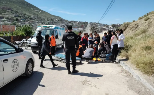 Una menor de edad caminaba por la calle y fue atropellada por una taxista