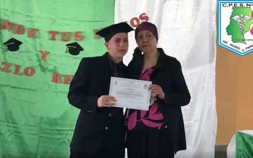 Su mamá está en tratamiento por cáncer y el colegio le hizo un acto de egreso especial