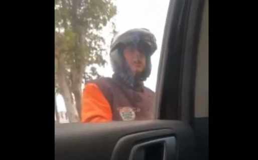 Un agente de tránsito le pidió una coima a un jubilado y lo escracharon en las redes