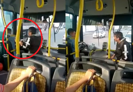 Una mujer enfurecida se subió a un colectivo y le dio una paliza al chofer tras un choque