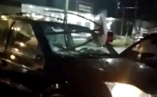 Lo echaron de un boliche y chocó su auto contra la fachada para poder meterse adentro