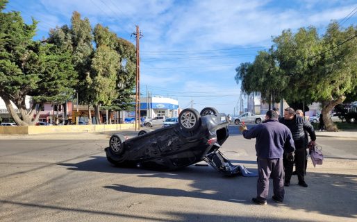Dos autos chocaron y uno terminó volcando