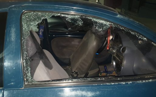 Detienen a un joven por robar elementos de un automóvil