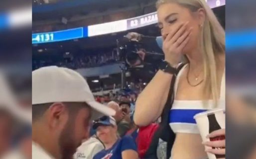 Le pidió casamiento durante un partido y le respondió con una cachetada