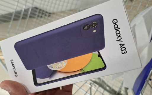 Encontró un celular recién comprado y se lo quiere devolver al dueño