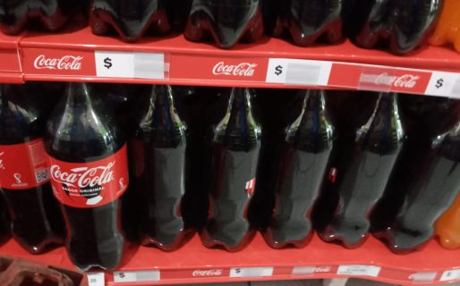 Roban etiquetas de Coca Cola porque vienen con figus del Mundial