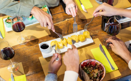 Un hombre no vidente tenía que pagar $1.500 en un bar, abonó $15.000 por error y el dueño no le dio vuelto