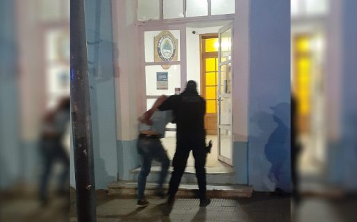 Agredió a un hombre en una garita de colectivo y fue detenido