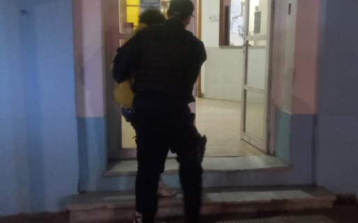 Detienen a dos jóvenes por robar paquetes de fiambre de un supermercado